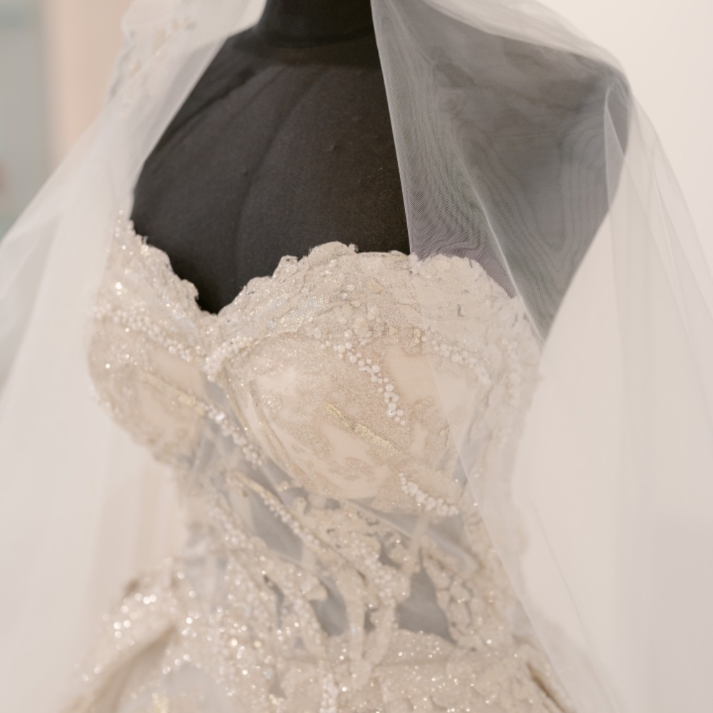 Wedding dress - Picture 2 of 3